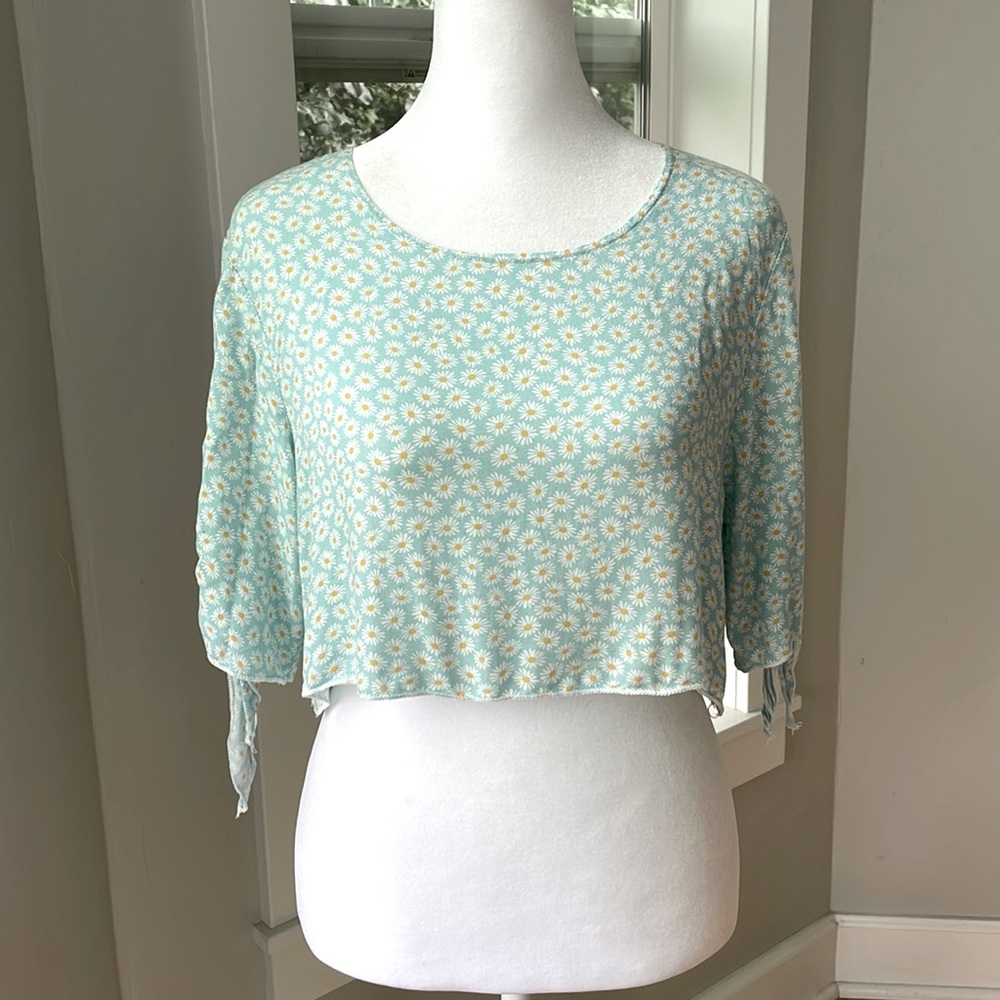 Vintage 90s NY Invasion Light Blue Daisy Print Tie Sleeve Crop Top Size Medium